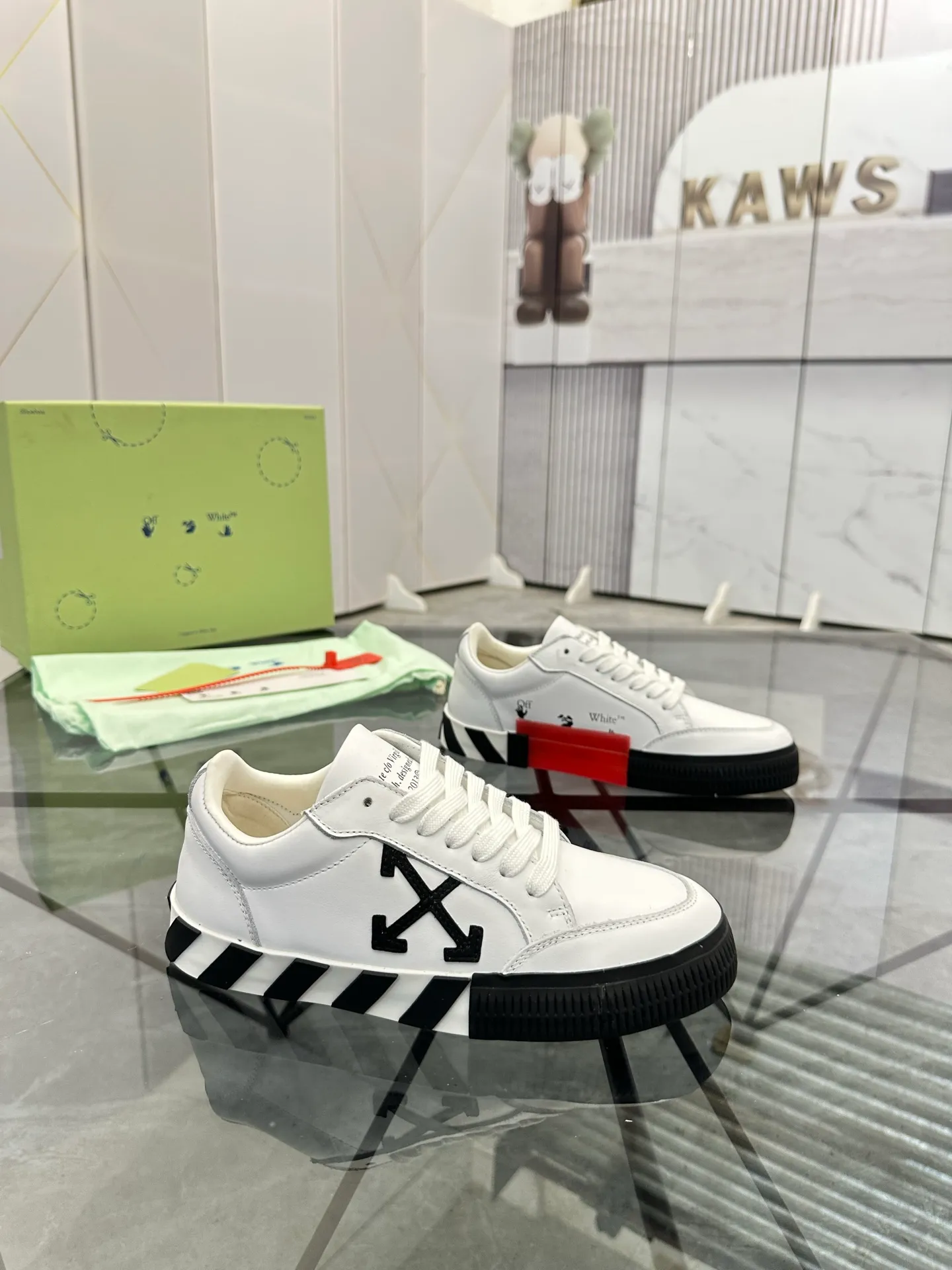 Selling men's shoes 💰: 💰P440¥ Product trademark: OFF WHITE *"OFF WHITE*" low-top casual shoes Regular size: 35-45 (can be customized to 46) Couple style Product material: imported cowhide upper, breathable lining, original outsole. No.: H203